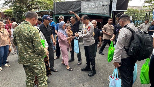 Momen Kapolda Metro Jaya Komjen Pol Asep Edi Suheri bersama Pangdam Jaya Letjen TNI Deddy Suryadi menyapa warga dalam kegiatan Jaga Jakarta On The Spot di Kelurahan Krukut (Dok.Istw)