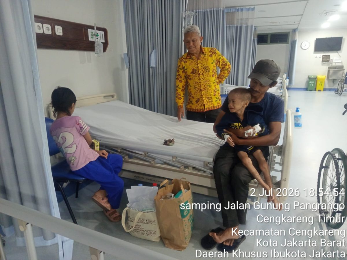 Foto Lurah Kapuk M.Arief Budiman saat mendampingi anak yang diduga mengalami gizi buruk di RSUD Cengkareng 