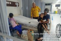 Foto Lurah Kapuk M.Arief Budiman saat mendampingi anak yang diduga mengalami gizi buruk di RSUD Cengkareng 