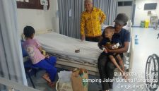 Foto Lurah Kapuk M.Arief Budiman saat mendampingi anak yang diduga mengalami gizi buruk di RSUD Cengkareng 