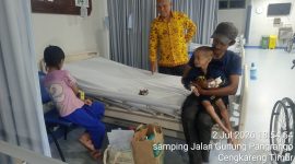 Foto Lurah Kapuk M.Arief Budiman saat mendampingi anak yang diduga mengalami gizi buruk di RSUD Cengkareng 