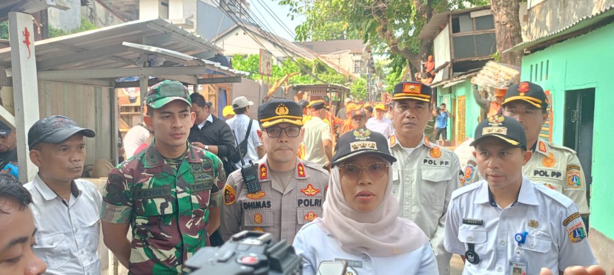 Camat Tanah Abang Dwiarti Indriani Utami menjelaskan, penertiban dilakukan setelah pihak kecamatan menerima aduan masyarakat secara berulang terkait keberadaan bangunan liar yang dinilai mengganggu kepentingan umum.