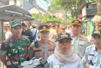 Camat Tanah Abang Dwiarti Indriani Utami menjelaskan, penertiban dilakukan setelah pihak kecamatan menerima aduan masyarakat secara berulang terkait keberadaan bangunan liar yang dinilai mengganggu kepentingan umum.