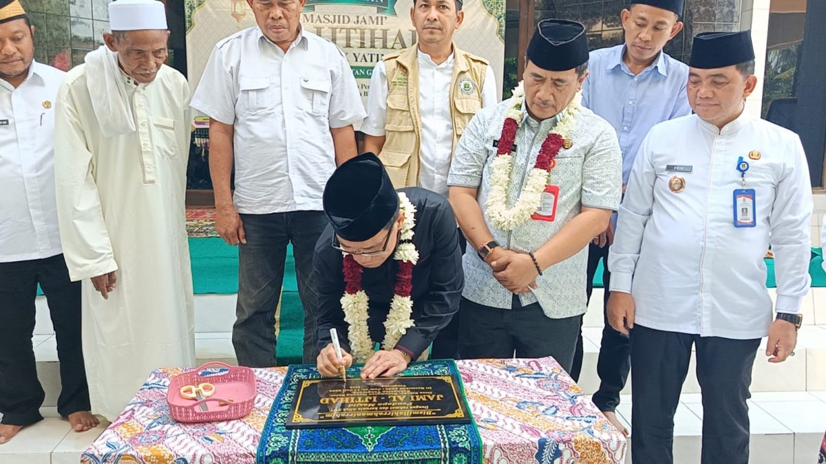 Staf Ahli Gubernur Banten, Dr. Nana Supiana (tengah) saat meresmikan Pendopo Masjid Jami Al Ijtihad di Kampung Sidoko RT 09/03, Desa Sidoko, Kecamatan Gunung Kaler, Kabupaten Tangerang, Jumat (17/7/2026).