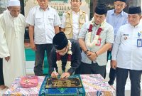 Staf Ahli Gubernur Banten, Dr. Nana Supiana (tengah) saat meresmikan Pendopo Masjid Jami Al Ijtihad di Kampung Sidoko RT 09/03, Desa Sidoko, Kecamatan Gunung Kaler, Kabupaten Tangerang, Jumat (17/7/2026).