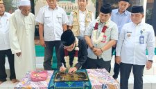 Staf Ahli Gubernur Banten, Dr. Nana Supiana (tengah) saat meresmikan Pendopo Masjid Jami Al Ijtihad di Kampung Sidoko RT 09/03, Desa Sidoko, Kecamatan Gunung Kaler, Kabupaten Tangerang, Jumat (17/7/2026).