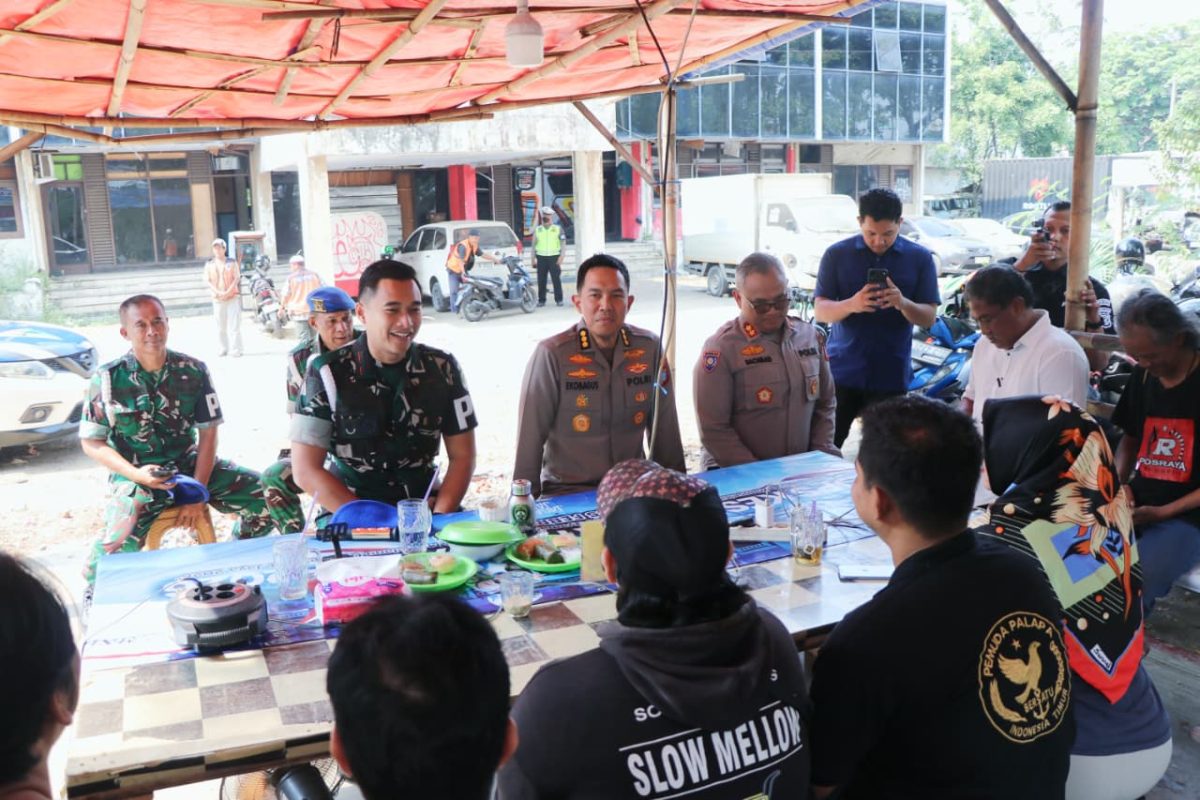 Selain menyerahkan bantuan, jajaran Polri dan TNI juga berdialog langsung dengan para pengemudi ojol
