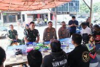 Selain menyerahkan bantuan, jajaran Polri dan TNI juga berdialog langsung dengan para pengemudi ojol