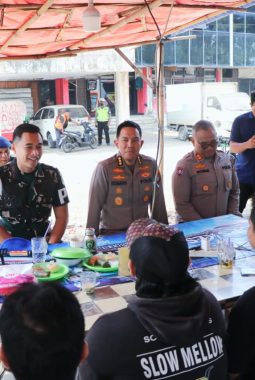 Sambangi Pangkalan Ojol, TNI Polri Berikan Bantuan