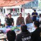 Selain menyerahkan bantuan, jajaran Polri dan TNI juga berdialog langsung dengan para pengemudi ojol
