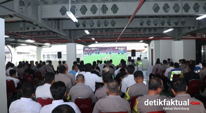 Polres Metro Tangerang Kota menggelar acara nonton bareng (nobar) Piala Dunia FIFA 2026 bersama elemen mahasiswa dan berbagai komunitas masyarakat di Gedung Parkir Lantai 1 Polres Metro Tangerang Kota