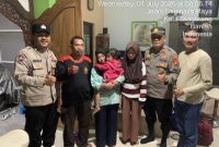 Respons cepat personel Polsek Cipondoh berhasil mempertemukan seorang anak yang terpisah dari keluarganya di Terminal Poris, Kota Tangerang, setelah menerima laporan melalui Call Center 110 Polri.