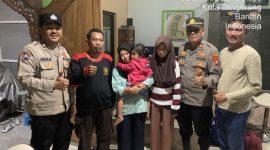 Respons cepat personel Polsek Cipondoh berhasil mempertemukan seorang anak yang terpisah dari keluarganya di Terminal Poris, Kota Tangerang, setelah menerima laporan melalui Call Center 110 Polri.