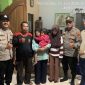 Respons cepat personel Polsek Cipondoh berhasil mempertemukan seorang anak yang terpisah dari keluarganya di Terminal Poris, Kota Tangerang, setelah menerima laporan melalui Call Center 110 Polri.