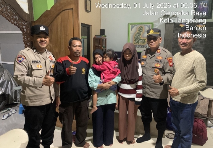 Respons cepat personel Polsek Cipondoh berhasil mempertemukan seorang anak yang terpisah dari keluarganya di Terminal Poris, Kota Tangerang, setelah menerima laporan melalui Call Center 110 Polri.
