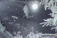 Aksi pelaku terekam kamera pengawas (CCTV) di sekitar lokasi kejadian dan menjadi petunjuk penting dalam proses penyelidikan.