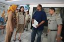 Wali Kota Jakarta Barat Iin Mutmainnah menyerahkan sertifikat tanah kepada dua warga di Kantor Kecamatan Cengkareng 
