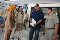 Wali Kota Jakarta Barat Iin Mutmainnah menyerahkan sertifikat tanah kepada dua warga di Kantor Kecamatan Cengkareng 