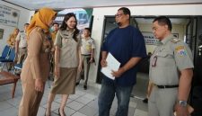 Wali Kota Jakarta Barat Iin Mutmainnah menyerahkan sertifikat tanah kepada dua warga di Kantor Kecamatan Cengkareng 