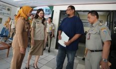 Wali Kota Jakbar Apresiasi Progam Konseling BPN, Dua Warga Cengkareng Terima Sertifikat Tanah