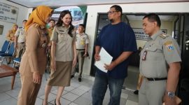 Wali Kota Jakarta Barat Iin Mutmainnah menyerahkan sertifikat tanah kepada dua warga di Kantor Kecamatan Cengkareng 