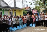Serap Aspirasi Warga, Kapolres Tangerang Kota Bagikan Sembako dan Ingatkan Bahaya Tawuran serta Narkoba
