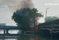 Kebakaran Kabel Listrik Bertegangan 20.000KV di Jembatan Gantung Daan Mogot Jakarta Barat, (Foto.Detikfaktual/Rudi)
