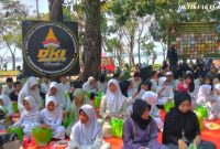 Komunitas Pengemudi All Kom DKI Jakarta Bersatu menggelar kegiatan santunan kepada anak yatim di kawasan Waduk Pluit, Jakarta Utara, Minggu (12/7/2026)