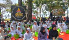 Komunitas Pengemudi All Kom DKI Jakarta Bersatu menggelar kegiatan santunan kepada anak yatim di kawasan Waduk Pluit, Jakarta Utara, Minggu (12/7/2026)