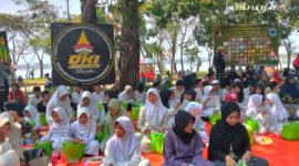 Komunitas Pengemudi All Kom DKI Jakarta Bersatu menggelar kegiatan santunan kepada anak yatim di kawasan Waduk Pluit, Jakarta Utara, Minggu (12/7/2026)