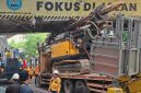 Truk bermuatan crane tabrak JPO di jalan kapten tandean Jakarta Selatan (Foto.Istimewa)