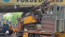 Truk bermuatan crane tabrak JPO di jalan kapten tandean Jakarta Selatan (Foto.Istimewa)
