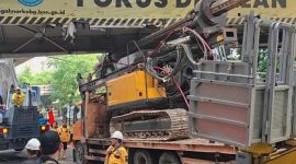 Truk bermuatan crane tabrak JPO di jalan kapten tandean Jakarta Selatan (Foto.Istimewa)