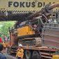 Truk bermuatan crane tabrak JPO di jalan kapten tandean Jakarta Selatan (Foto.Istimewa)