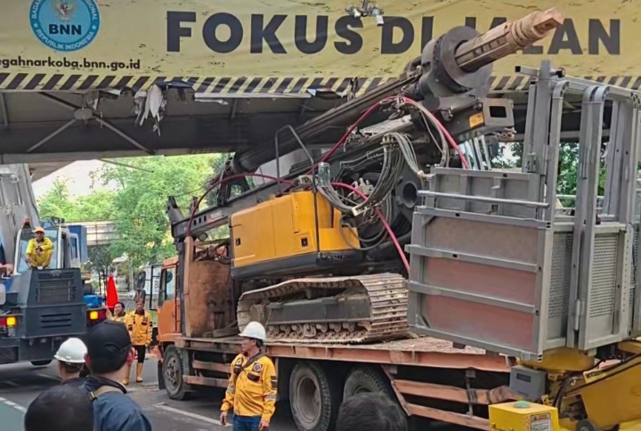 Truk bermuatan crane tabrak JPO di jalan kapten tandean Jakarta Selatan (Foto.Istimewa)