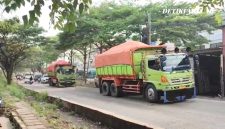 Warga Kelurahan Benda, Kecamatan Benda, Kota Tangerang, mendesak Wali Kota Tangerang segera turun tangan menyikapi keluhan masyarakat terkait maraknya truk tanah