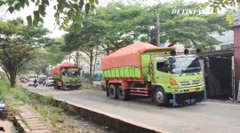 Warga Kelurahan Benda, Kecamatan Benda, Kota Tangerang, mendesak Wali Kota Tangerang segera turun tangan menyikapi keluhan masyarakat terkait maraknya truk tanah