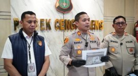 Kapolsek Cengkareng AKP Rahis Fadhilah saat gelar doorstop pengedar sabu dikapuk (Dok.Humas Polsek Cengkareng)
