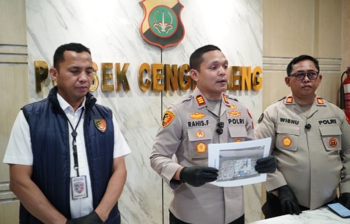 Kapolsek Cengkareng AKP Rahis Fadhilah saat gelar doorstop pengedar sabu dikapuk (Dok.Humas Polsek Cengkareng)
