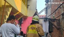 Kebakaran melanda sebuah rumah di Gang Alamin, RT 17 RW 12, Kelurahan Kapuk, Kecamatan Cengkareng, Jakarta Barat, pada Sabtu (18/7/2026)