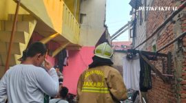 Kebakaran melanda sebuah rumah di Gang Alamin, RT 17 RW 12, Kelurahan Kapuk, Kecamatan Cengkareng, Jakarta Barat, pada Sabtu (18/7/2026) 