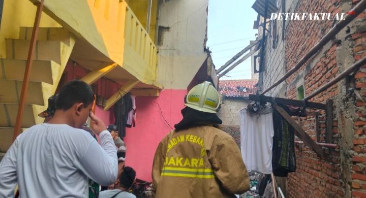 Kebakaran melanda sebuah rumah di Gang Alamin, RT 17 RW 12, Kelurahan Kapuk, Kecamatan Cengkareng, Jakarta Barat, pada Sabtu (18/7/2026)