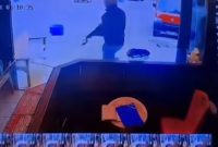 Foto tangkapan layar Cctv menunjukan aksi perampokan menggunakan senjata Laras panjang ditoko emas