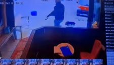 Foto tangkapan layar Cctv menunjukan aksi perampokan menggunakan senjata Laras panjang ditoko emas