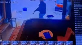 Foto tangkapan layar Cctv menunjukan aksi perampokan menggunakan senjata Laras panjang ditoko emas