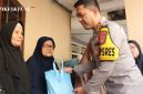 Kapolres Metro Tangerang Kota di dampingi jajaran Polsek Jatiuwung serta Forum Koordinasi Pimpinan Kecamatan (Forkopimcam) membagikan paket sembako kepada warga yang membutuhkan.