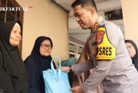 Kapolres Metro Tangerang Kota di dampingi jajaran Polsek Jatiuwung serta Forum Koordinasi Pimpinan Kecamatan (Forkopimcam) membagikan paket sembako kepada warga yang membutuhkan.