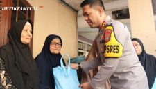 Kapolres Metro Tangerang Kota di dampingi jajaran Polsek Jatiuwung serta Forum Koordinasi Pimpinan Kecamatan (Forkopimcam) membagikan paket sembako kepada warga yang membutuhkan.