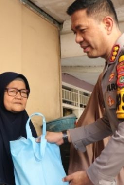 Kapolres Metro Tangerang Kota Salurkan Bantuan Sembako untuk Warga Lewat Program Jaga Jakarta On The Spot