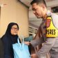 Kapolres Metro Tangerang Kota di dampingi jajaran Polsek Jatiuwung serta Forum Koordinasi Pimpinan Kecamatan (Forkopimcam) membagikan paket sembako kepada warga yang membutuhkan.